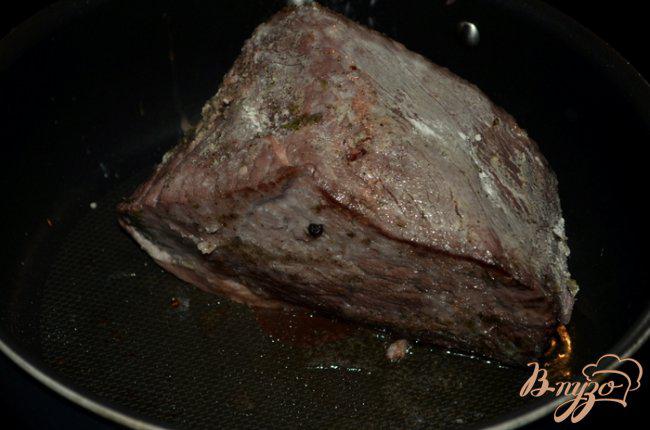 Фото приготовление рецепта: Тушеное мясо по-немецки с подливой из изюма шаг №3