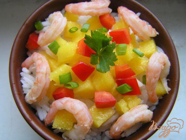 Фото приготовление рецепта: Салат с рисом, манго и креветками шаг №4