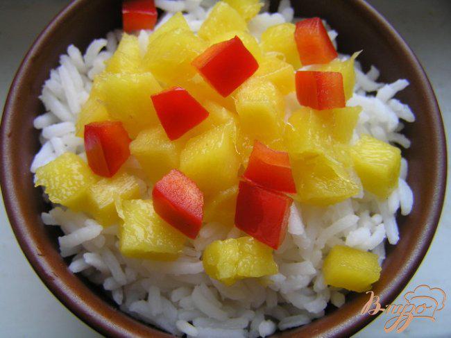 Фото приготовление рецепта: Салат с рисом, манго и креветками шаг №3