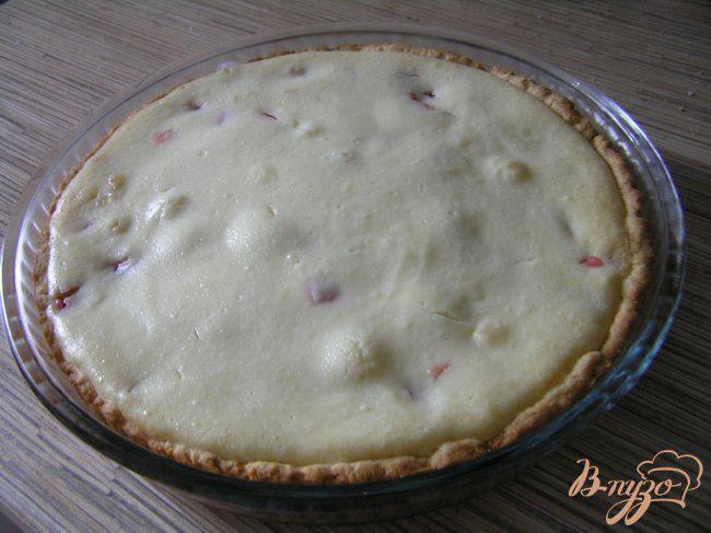 Фото приготовление рецепта: Творожно-ванильный пирог со сливами шаг №8