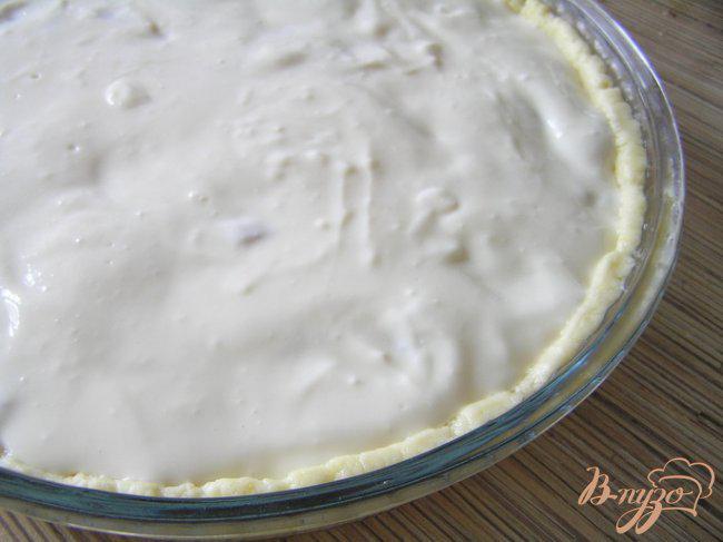 Фото приготовление рецепта: Творожно-ванильный пирог со сливами шаг №7