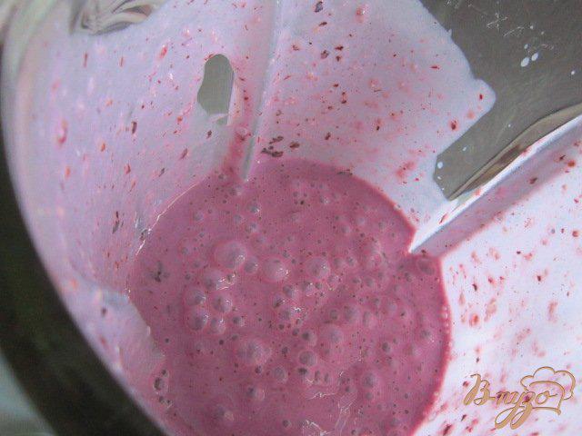 Фото приготовление рецепта: Йогуртовый напиток с ягодами и овсом шаг №3
