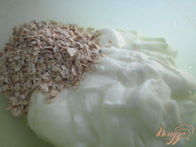 Фото приготовление рецепта: Йогуртовый напиток с ягодами и овсом шаг №1