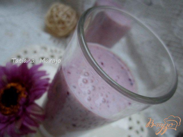 Фото приготовление рецепта: Йогуртовый напиток с ягодами и овсом шаг №4