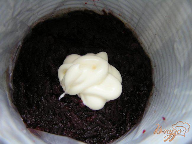 Фото приготовление рецепта: Салат «Шубка для семги» шаг №4