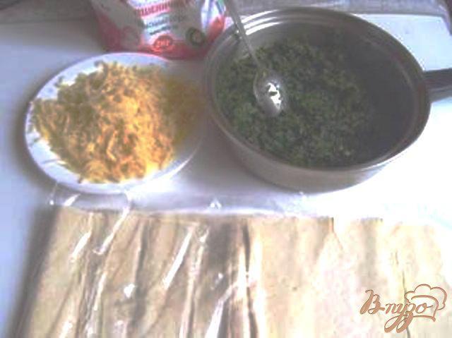 Фото приготовление рецепта: Слойки со шпинатом и сыром. шаг №1