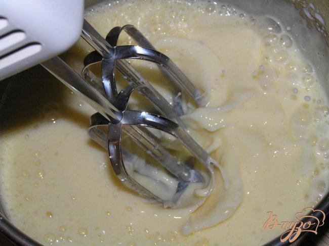 Фото приготовление рецепта: Домашние вафли на кефире шаг №2
