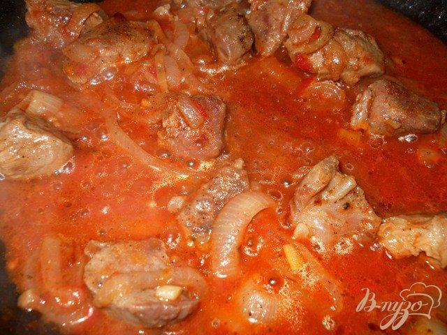 Фото приготовление рецепта: Гуляш телячий в томатном соусе шаг №5