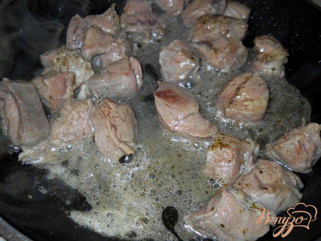 Фото приготовление рецепта: Гуляш телячий в томатном соусе шаг №2