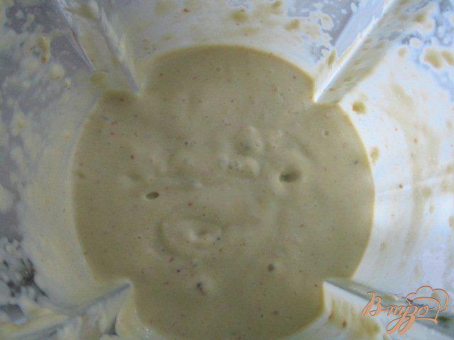 Фото приготовление рецепта: Десертый крем из авокадо с финиками шаг №2