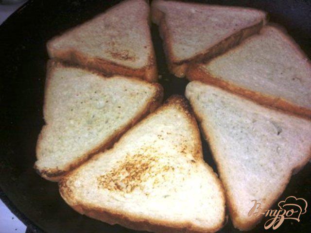 Фото приготовление рецепта: Бутерброды с форелью и сливочным сыром шаг №3