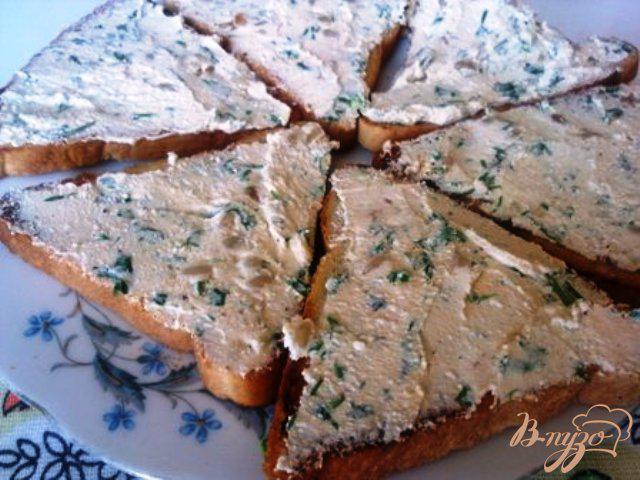 Фото приготовление рецепта: Бутерброды с форелью и сливочным сыром шаг №4