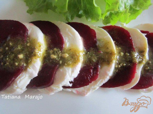 Фото приготовление рецепта: Салат из свеклы и моцареллы шаг №4
