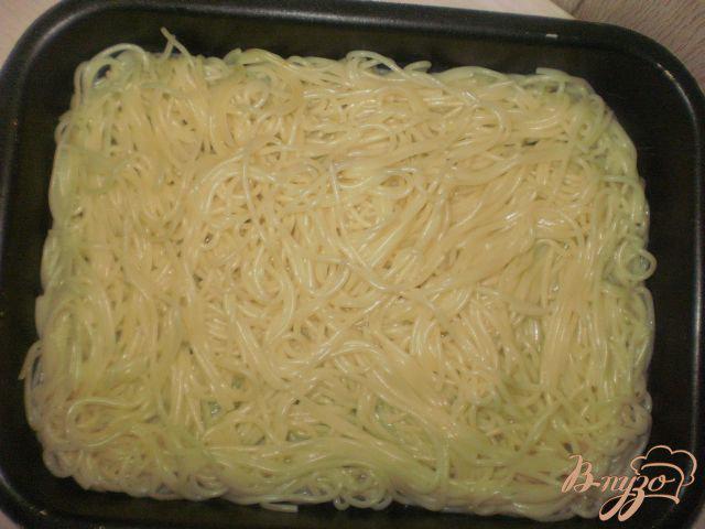 Фото приготовление рецепта: Запеканка из спагетти с мясом и грибами шаг №5