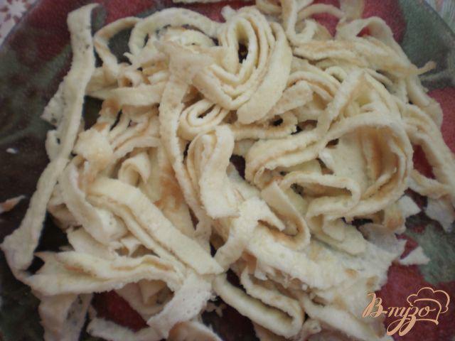 Фото приготовление рецепта: Салат из яичных блинчиков колбасы и кукурузы шаг №4