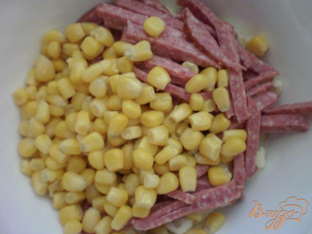 Фото приготовление рецепта: Салат из яичных блинчиков колбасы и кукурузы шаг №6