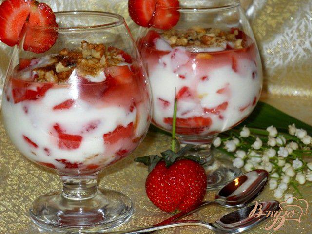 Фото приготовление рецепта: Десерт клубничный с йогуртом шаг №7