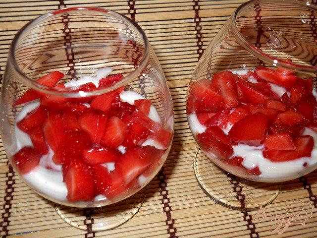 Фото приготовление рецепта: Десерт клубничный с йогуртом шаг №6