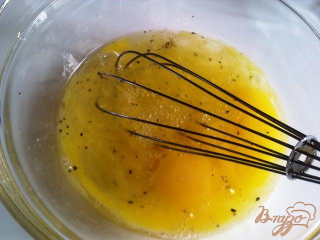 Фото приготовление рецепта: Омлет со спаржевой фасолью и сыром шаг №2