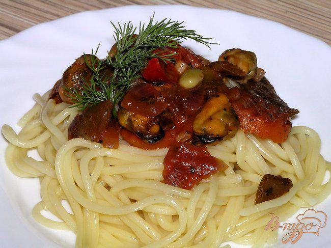 Фото приготовление рецепта: Спагетти с мидиями и овощами шаг №9