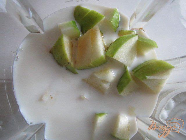 Фото приготовление рецепта: Смузи яблочный с кленовым сиропом шаг №3