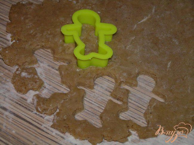 Фото приготовление рецепта: Печенье Имбирные человечки шаг №6