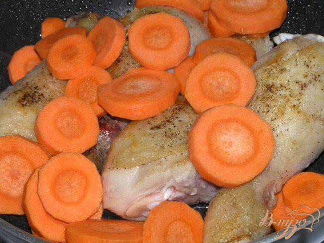 Фото приготовление рецепта: Куриные ножки с овощами в красном вине шаг №3
