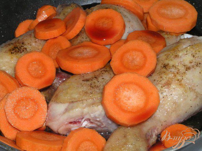 Фото приготовление рецепта: Куриные ножки с овощами в красном вине шаг №4