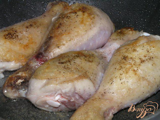 Фото приготовление рецепта: Куриные ножки с овощами в красном вине шаг №2