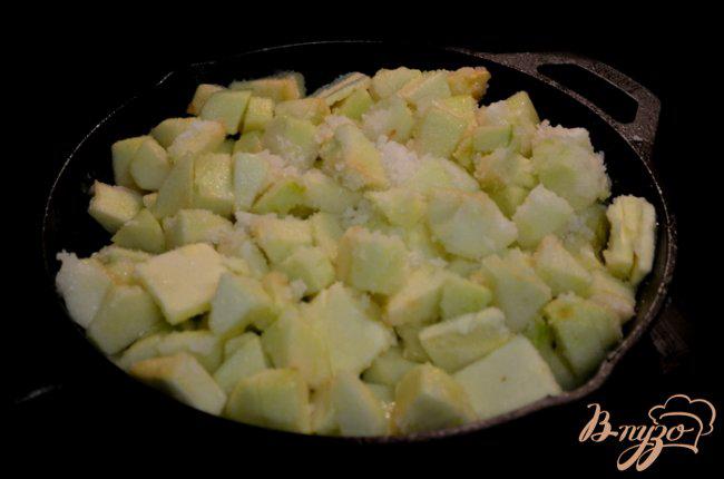 Фото приготовление рецепта: Перевернутый яблочный тарт шаг №4
