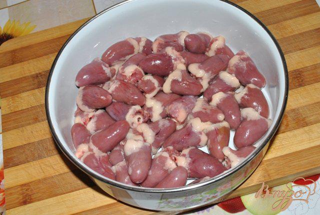 Фото приготовление рецепта: Суп-лапша с куриными сердечками шаг №1