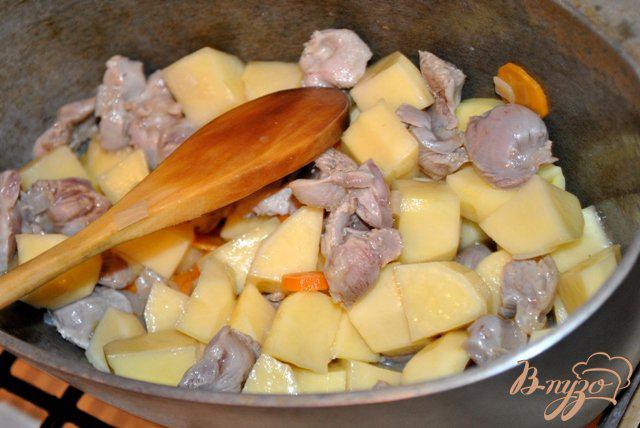 Фото приготовление рецепта: Картофель тушеный с баклажанами и болгарским перцем шаг №3