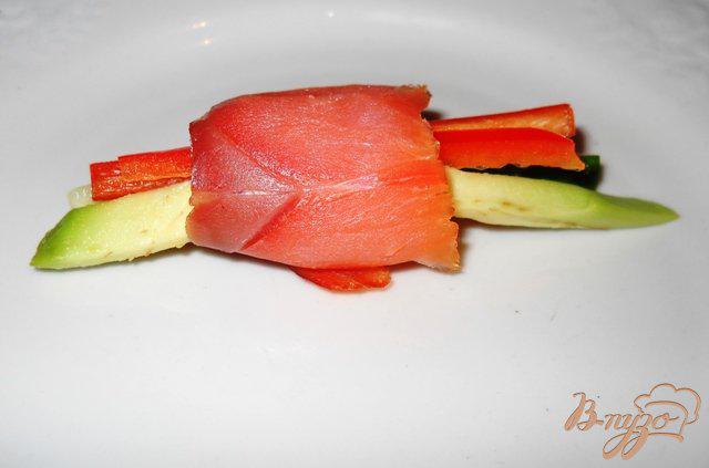 Фото приготовление рецепта: Закусочные рулетики из лосося с овощами шаг №3