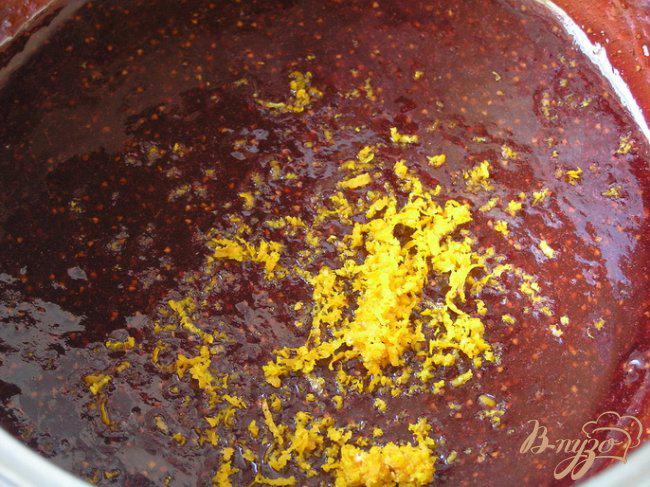 Фото приготовление рецепта: Клубничный джем с апельсиновой цедрой шаг №5