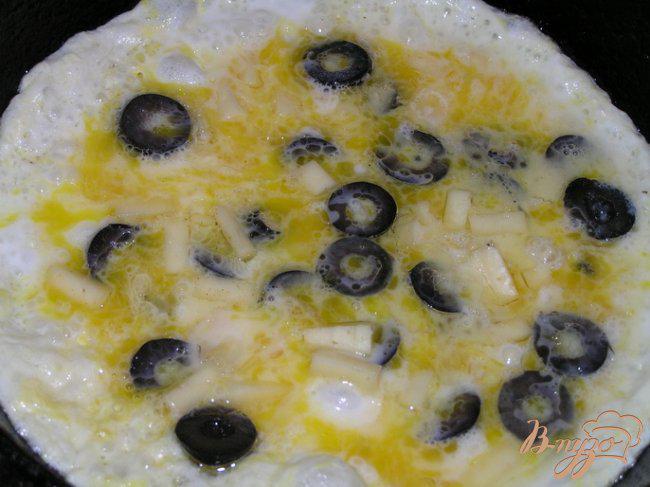 Фото приготовление рецепта: Омлет с маслинами шаг №4