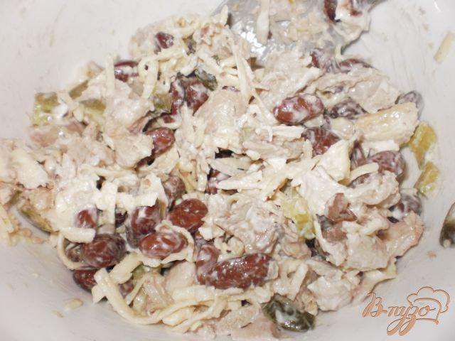 Фото приготовление рецепта: Салат из курицы с фасолью и сухариками шаг №4