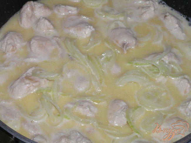 Фото приготовление рецепта: Куриные грудки в пивно-сливочном соусе шаг №5