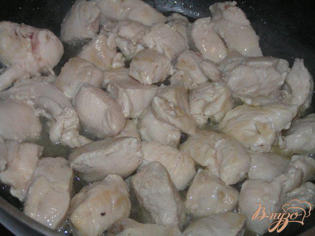Фото приготовление рецепта: Куриные грудки в пивно-сливочном соусе шаг №1