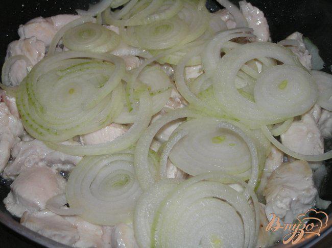 Фото приготовление рецепта: Куриные грудки в пивно-сливочном соусе шаг №2