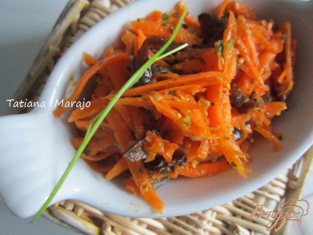 Фото приготовление рецепта: Морковный салат с черными грибами шаг №5
