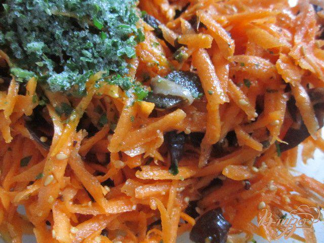 Фото приготовление рецепта: Морковный салат с черными грибами шаг №4
