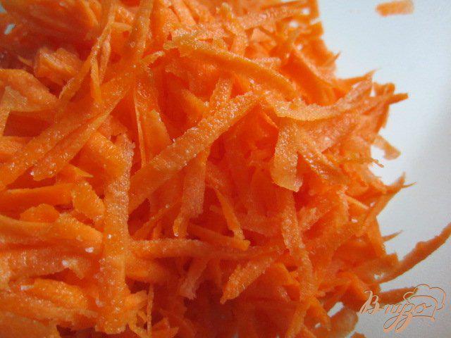 Фото приготовление рецепта: Морковный салат с черными грибами шаг №2