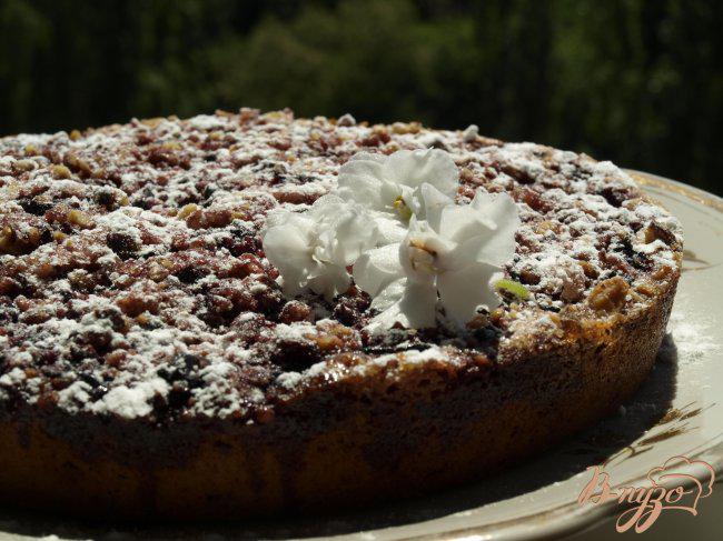 Фото приготовление рецепта: Вишнёвый пирог с шоколадом шаг №4