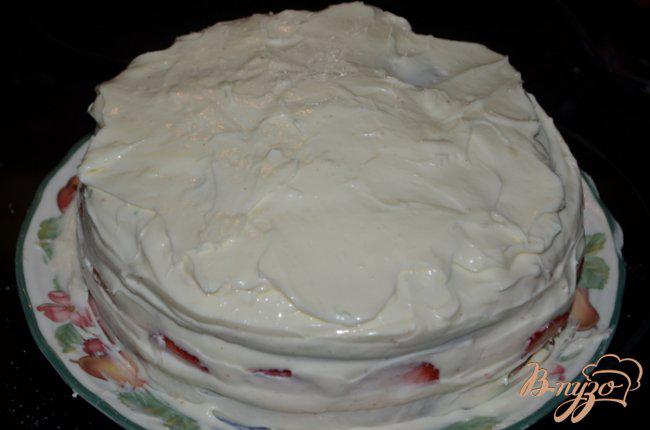 Фото приготовление рецепта: Торт с клубникой шаг №10