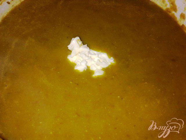 Фото приготовление рецепта: Суп-пюре из чечевицы с сыром и  копченой грудинкой. шаг №7