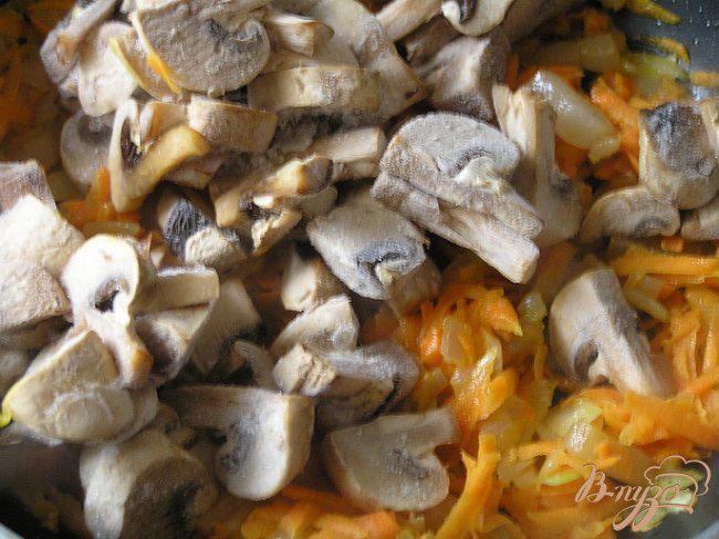Фото приготовление рецепта: Жаркое из грибов на сале шаг №4