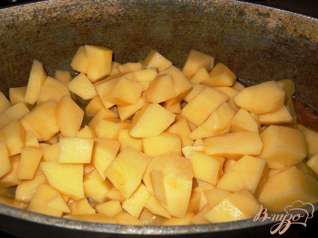 Фото приготовление рецепта: Ароматный картофель с мясом и зеленью шаг №2