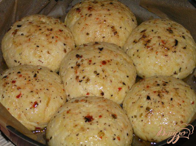 Фото приготовление рецепта: Гороховые булочки с оливковым маслом и травами шаг №9