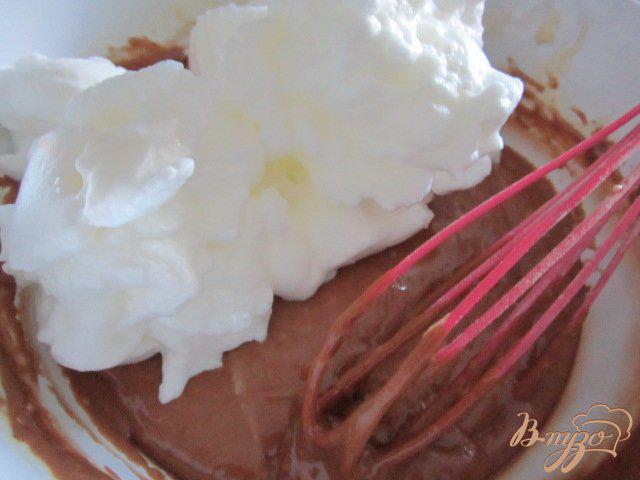 Фото приготовление рецепта: Шоколадные оладьи с малиной шаг №5