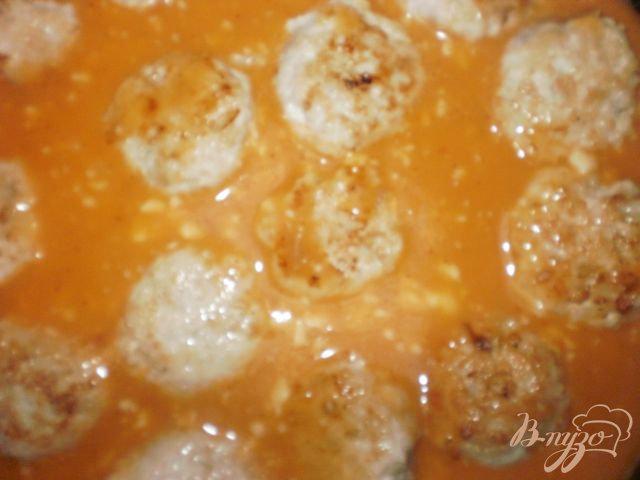 Фото приготовление рецепта: Мини-фрикадельки в томатно-сырном соусе шаг №7